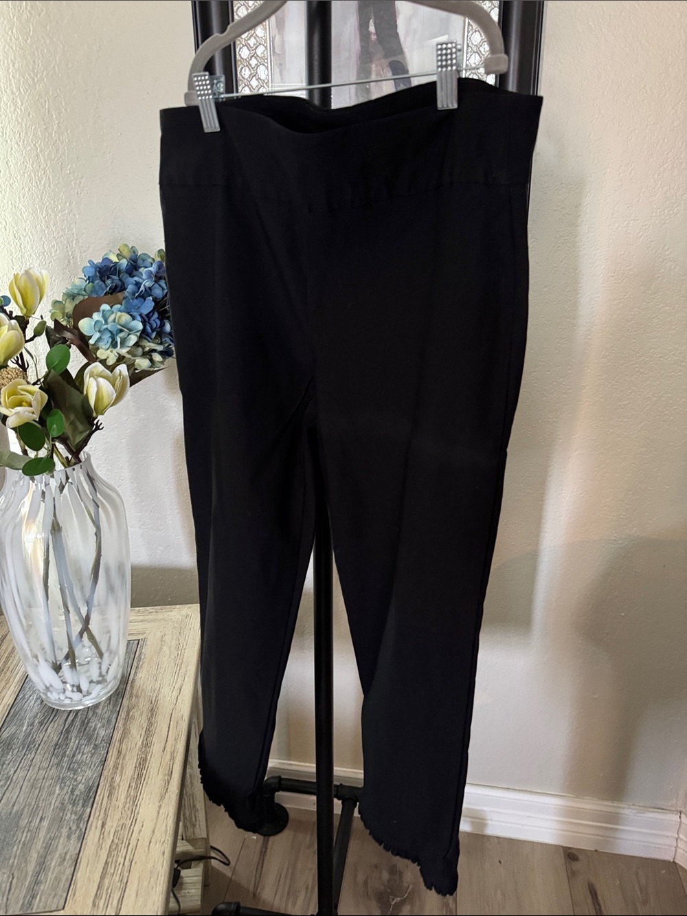Attyre Black Cropped Pull-On Women's Capris
